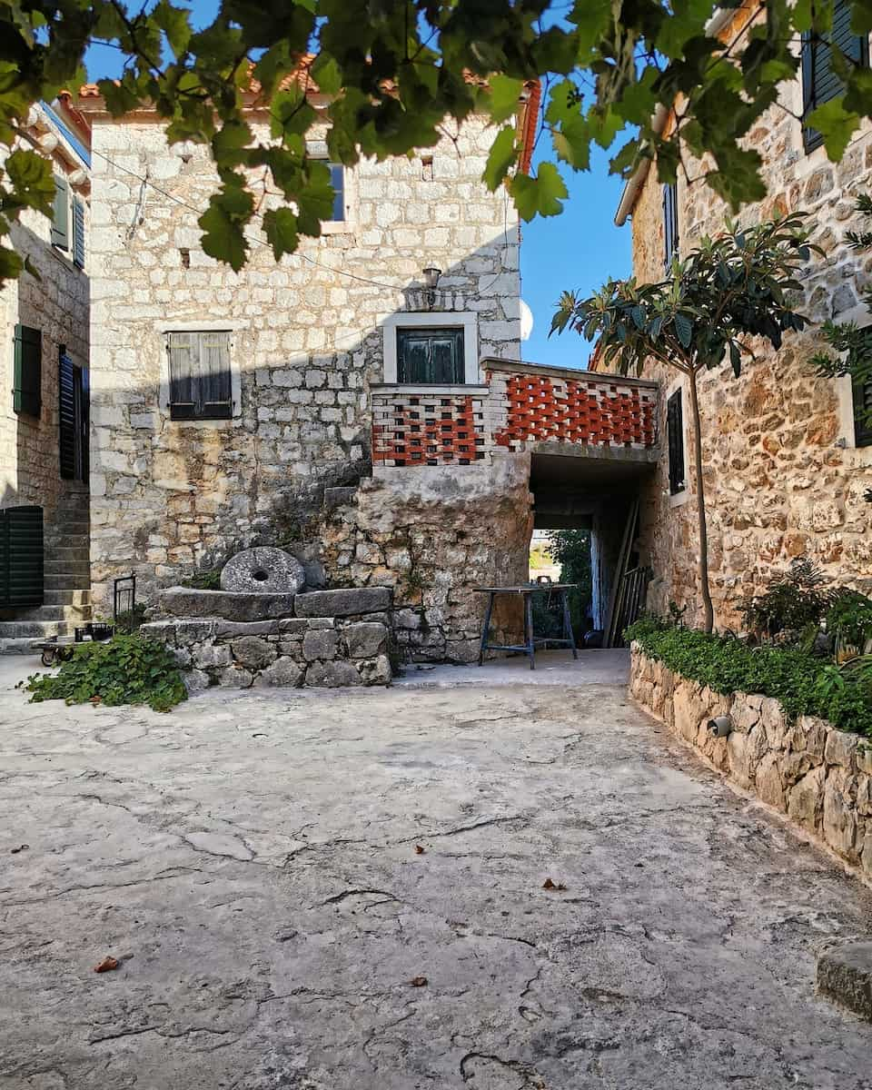 Hvar, Zavala